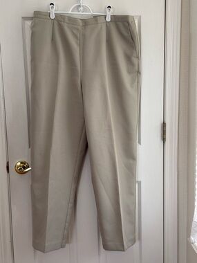 Lester Square Tailored Straight-Leg Trousers in Light Khaki size 20